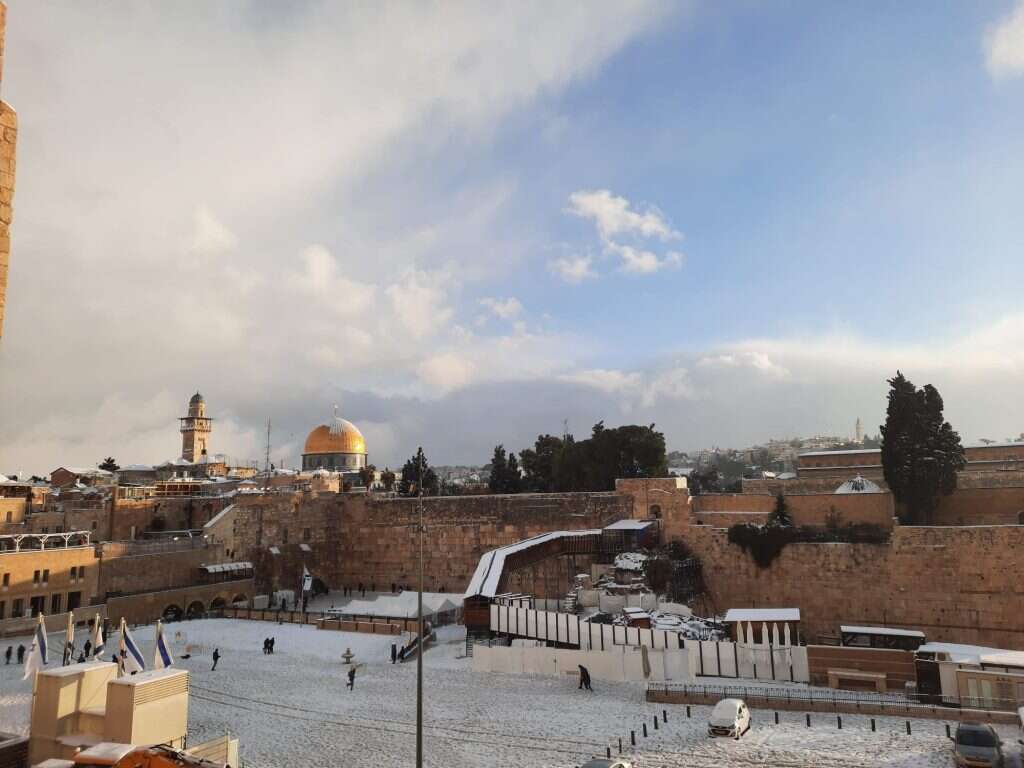 רחבת הכותל מושלגת. | ארנון סגל רחבת הכותל מושלגת. | ארנון סגל