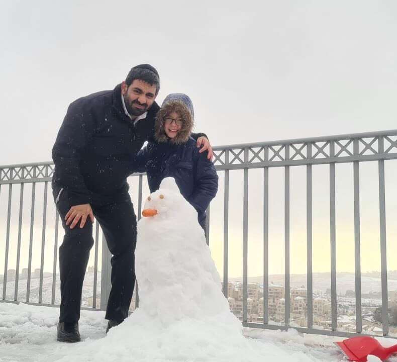 ח"כ מיכאל מלכיאלי עם בנ ובובת השלג