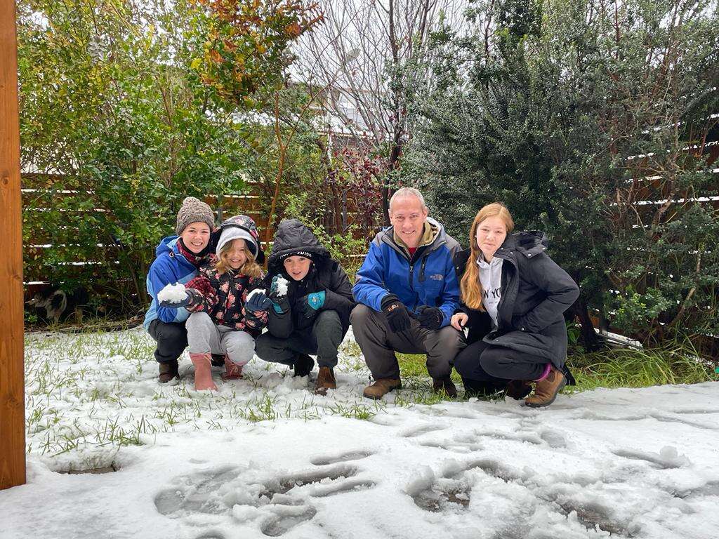 השר חילי טרופר ומשפחתו בשלג