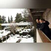 הנשיא יצחק הרצוג ורעייתו מיכל בשלג. | חיים צח לע״מ הנשיא יצחק הרצוג ורעייתו מיכל בשלג. | חיים צח לע״מ