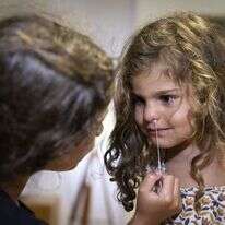 נערה בודקת את אחותה בבדיקת אנטיגן (אילוסטרציה). | אוליבייה פיטוסי פלאש 90