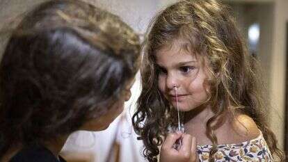 נערה בודקת את אחותה בבדיקת אנטיגן (אילוסטרציה). | אוליבייה פיטוסי פלאש 90