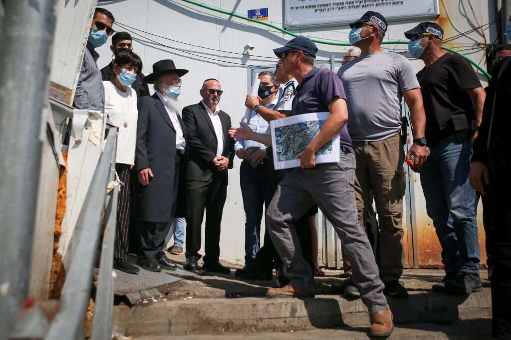 בביקור עם צוות הוועדה בזירת האסון. | דוד כהן פלאש 90