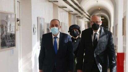 אריה ויפה דרעי עם עו"ד נבות תל־צור לפני הדיון על אישור עסקת הטיעון בבית משפט השלום בירושלים, השבוע. | אוהד צויגנברג