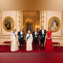 משפחת המלוכה הבריטית, מימין לשמאל: הדוכסית קייט מידלטון, הנסיך וויליאם, הנסיך פיליפ המנוח, המלכה אליזבת, הנסיך צ'ארלס והדוכסית קמילה. | AFP