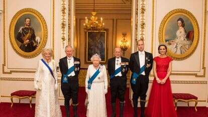 משפחת המלוכה הבריטית, מימין לשמאל: הדוכסית קייט מידלטון, הנסיך וויליאם, הנסיך פיליפ המנוח, המלכה אליזבת, הנסיך צ'ארלס והדוכסית קמילה. | AFP