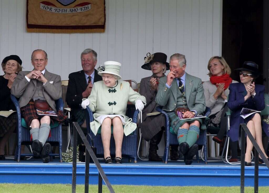 משפחת המלוכה בתחרות ספורט מסורתית בסקוטלנד. | גטי אימג'ס