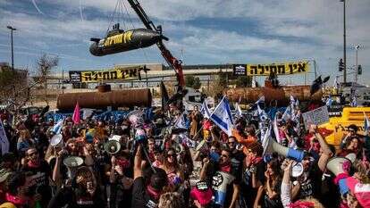 מפגינים קוראים להקמת ועדת חקירה ממשלתית בפרשת הצוללות. | אוליבייה פיטוסי, פלאש 90