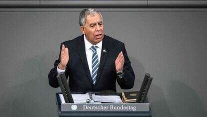 יו"ר הכנסת מיקי לוי בבונדסטאג. | איי. אף.פיי