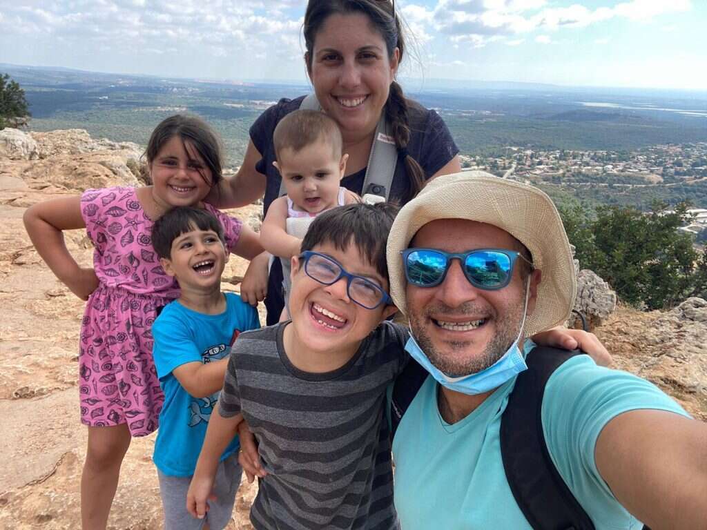 שירית כהן קוקה עם בעלה שאול וארבעת ילדיהם, אדיב הבכור בן העשר עם תסמונת דאון. | שירה בתאל וקנין