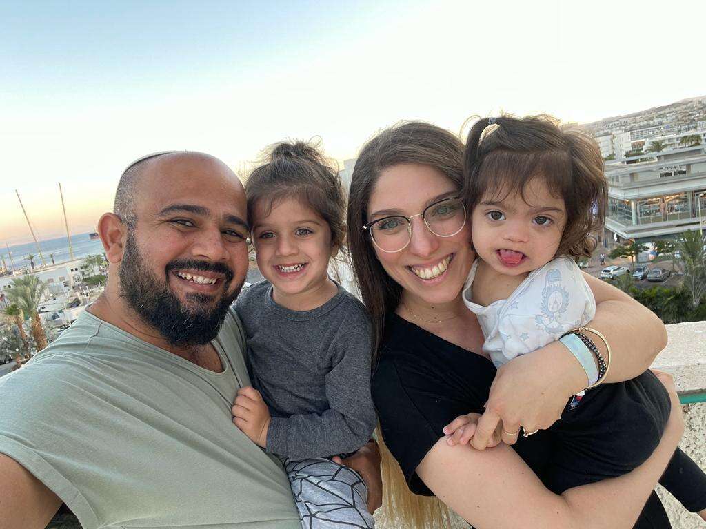 הילה דהקרקר עם בעלה אשר ושני ילדיהם נעם בן 3 ופנינה הבת עם תסמונת דאון בת השנתיים. | אשר דהוקרקר