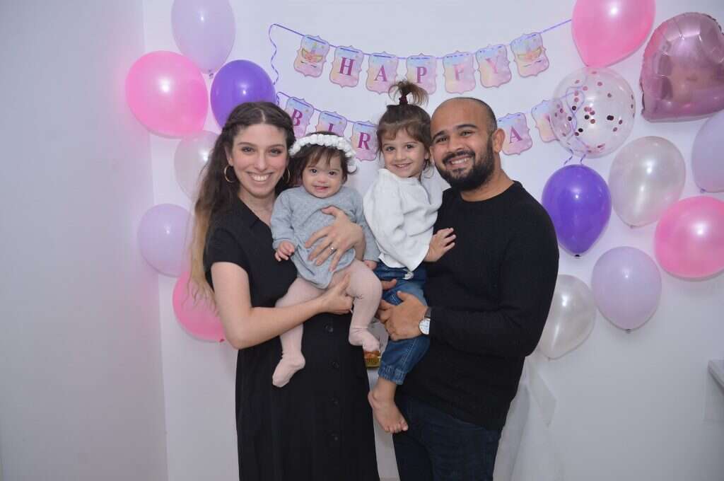 הילה דהקרקר עם בעלה אשר ושני ילדיהם נעם בן 3 ופנינה הבת עם תסמונת דאון בת השנתיים. | אשר דהוקרקר