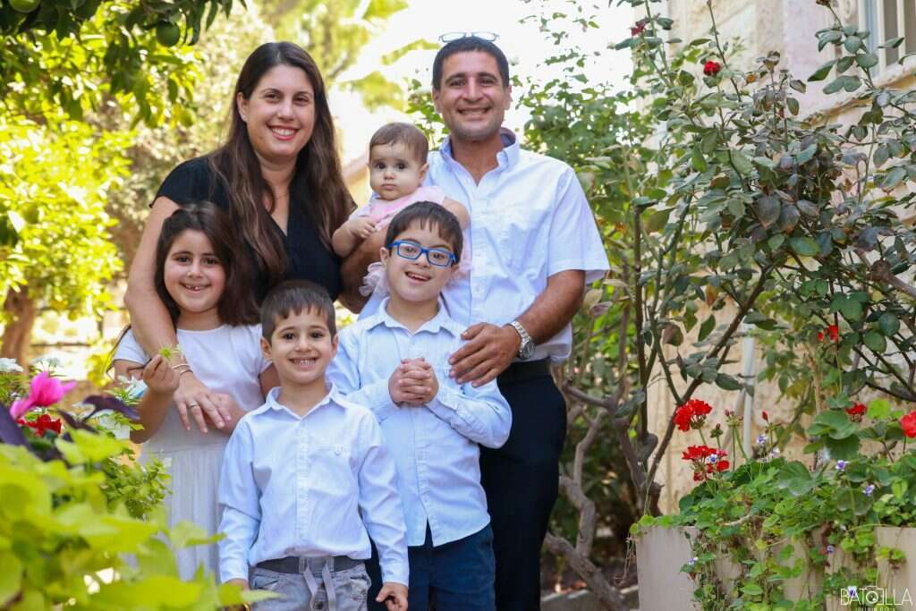 שירית כהן קוקה עם בעלה שאול וארבעת ילדיהם, אדיב הבכור בן העשר עם תסמונת דאון. | שירה בתאל וקנין