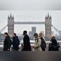 הולכי רגל בלונדון בשבוע שעבר. | AFP הולכי רגל בלונדון בשבוע שעבר. | AFP