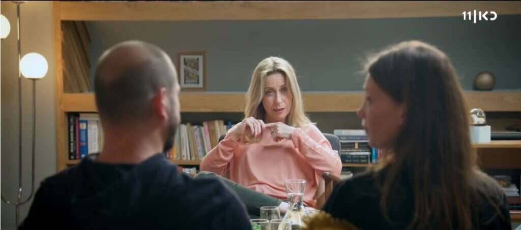 מופתעת מהחשיפה. מתוך הסדרה "טיפול זוגי". | מסך