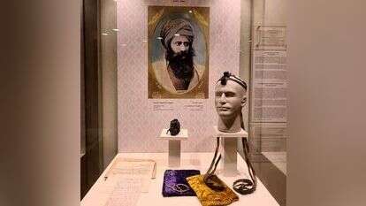 התפילין של הרב יוסף חיים מוצגות במרכז מורשת יהדות בבל. | דונאתל