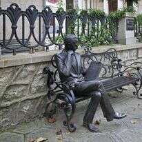 פסל של גפונוב מחזיק בתרגומו ל”עוטה עור הנמר” מוצב ליד בתי הכנסת ברחוב בוריס גפונוב. קוטאיסי, גיאורגיה. | שאטרסטוק