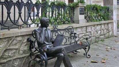 פסל של גפונוב מחזיק בתרגומו ל”עוטה עור הנמר” מוצב ליד בתי הכנסת ברחוב בוריס גפונוב. קוטאיסי, גיאורגיה. | שאטרסטוק