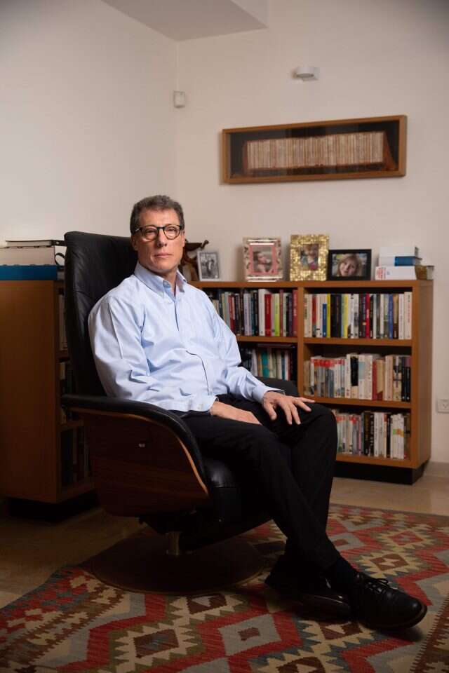 בלי לכלוכים על מדינת ישראל, כמעט אין ליהודים הליברלים בארה"ב נושאי שיחה משותפים. גורדיס בביתו. | נעם ריבקין פנטון, פלאש 90