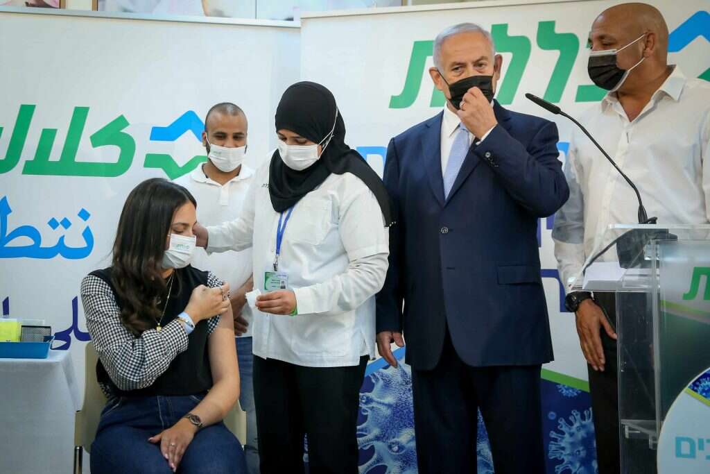 "יש פה וריאנטים, מספרים, בדיקות והוראות מורכבות, וכל אלה מחייבים הנגשה". נתניהו במרכז חיסונים ביישוב הבדואי זרזיר. | דוד כהן, פלאש 90