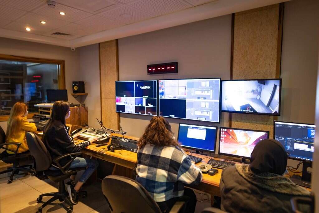 "הכתבים בחוץ הם גברים. אני חושבת שחסרות עיתונאיות".  מערכת הלא TV. | אריק סולטן