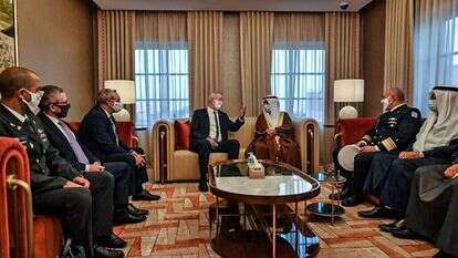 בני גנץ בביקורו בבחריין, אתמול. | AFP