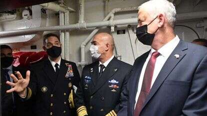 שר הביטחון בני גנץ יחד עם מפקד הצי החמישי האמריקני בבחריין. | אריאל חרמוני, משרד הביטחון