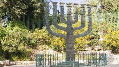 המנורה מחוץ לכנסת. | שאטרסטוק