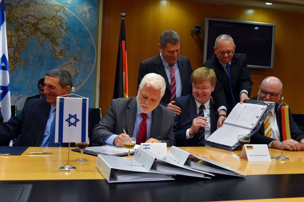 טקס החתימה על ההסכם עם טינסקרופ, מאי 2015. יושבים משמאל: שמואל צוקר, דן הראל ונציגי טיסנקרופ. עומד משמאל: מיקי גנור. | אריאל חרמוני, משרד הביטחון טקס החתימה על ההסכם עם טינסקרופ, מאי 2015. יושבים משמאל: שמואל צוקר, דן הראל ונציגי טיסנקרופ. עומד משמאל: מיקי גנור. | אריאל חרמוני, משרד הביטחון