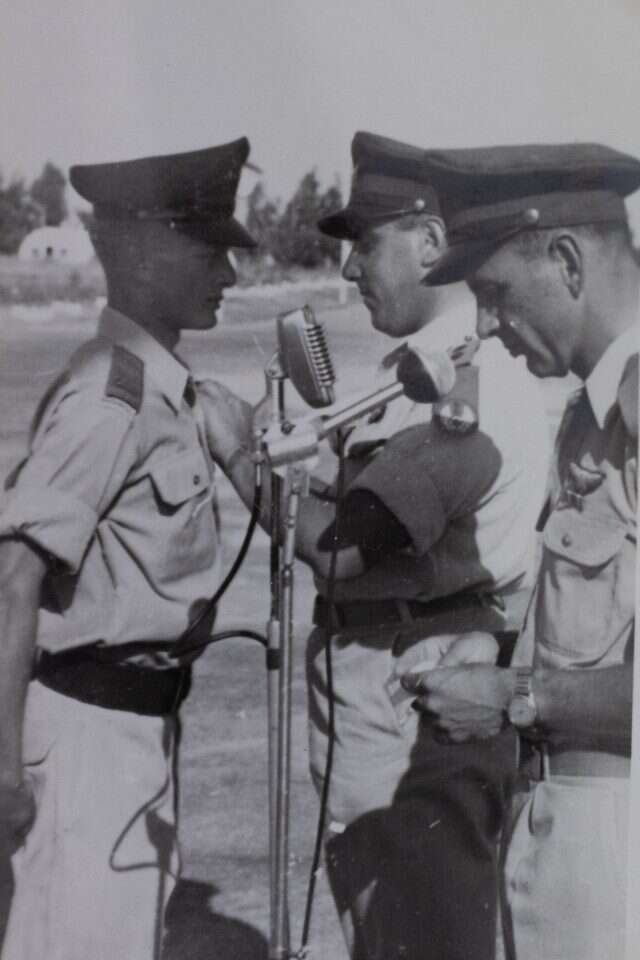 עברי מקבל כנפיים ב־ 1954. | דובר צה"ל
