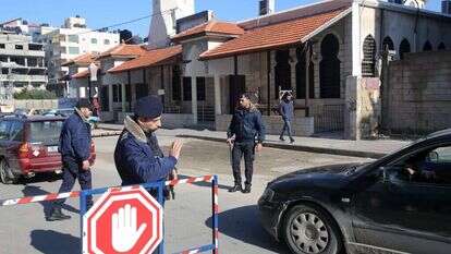 מחסום משטרתי בעזה לאיתור האסיר הנמלט. | רויטרס