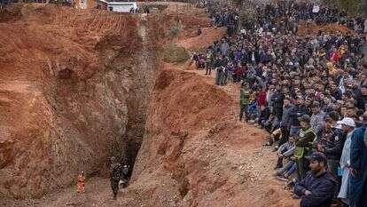 מרוקאים צופים בכוחות ההצלה שמנסים לחלץ את הילד ריאן. | AFP