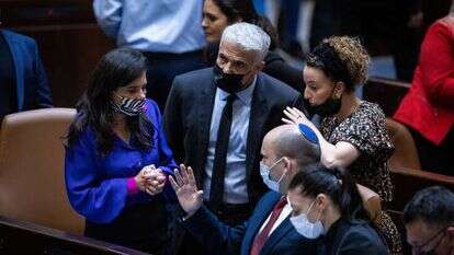 שרת הפנים איילת שקד ושר החוץ יאיר לפיד עם בכירים בקואליציה בדיון על חוק האזרחות. | יונתן זינדל/פלאש90