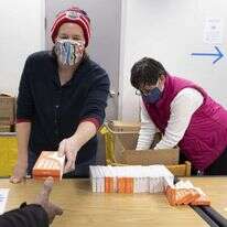 חלוקת בדיקות אנטיגן בספרייה ציבורית במרילנד, אר"הב. | אי. פי. איי