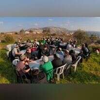 תלמידי ישיבת אביתר למרגלות היישוב. | תנועת נחלה