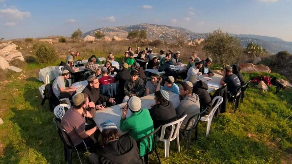 תלמידי ישיבת אביתר למרגלות היישוב. | תנועת נחלה