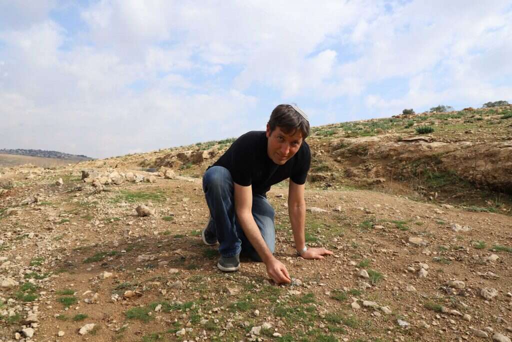להעלות מודעות לדמותו של קושניר. עמיאל וסל ליד סתוונית טוביה במישור־אדומים. | יעל (פרוינד) אברהם