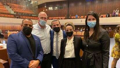 חברי ימינה, שירלי פינט, עידית סילמן, יום טוב כלפון, ניר אורבך ואביר קרא בימים יפים יותר. | דוברות ימינה חברי ימינה, שירלי פינט, עידית סילמן, יום טוב כלפון, ניר אורבך ואביר קרא בימים יפים יותר. | דוברות ימינה