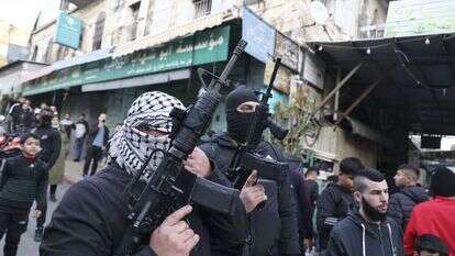 פלסטיניים בהלוויה של חוליית המחבלים בשכם. | AFP