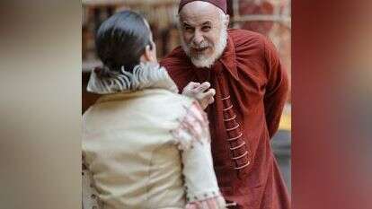 ב"זמר מפוחית" אפשר לשמוע את אנטוניו מ"הסוחר מוונציה". שחקני הבימה בהצגה "הסוחר מוונציה" בתיאטרון גלוב בלונדון, 2012. | AFP ב"זמר מפוחית" אפשר לשמוע את אנטוניו מ"הסוחר מוונציה". שחקני הבימה בהצגה "הסוחר מוונציה" בתיאטרון גלוב בלונדון, 2012. | AFP