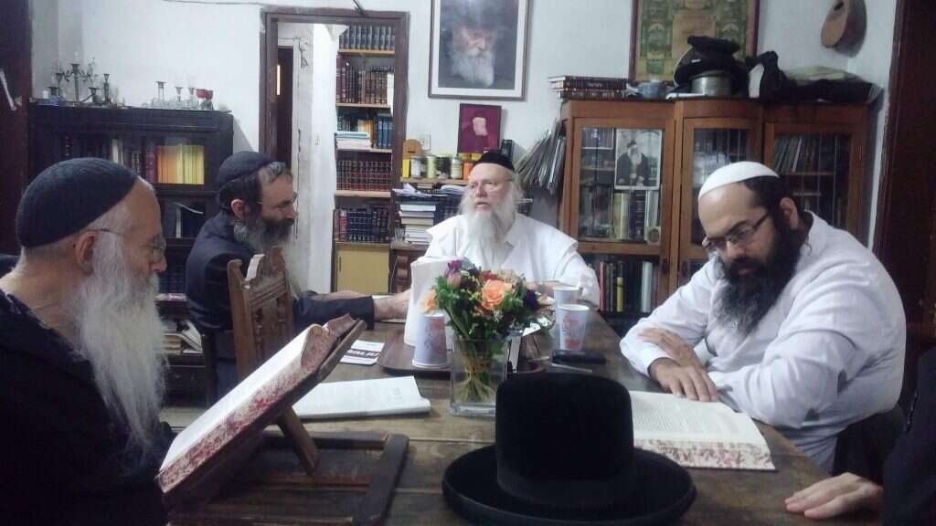 שיעור של הרב ספרין (במרכז) בביתו של זיגמן (משמאל). | שמואל מאור
