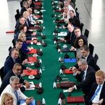 הסיפור על הג'וק שמעביר בממשלה תוכנית מנוגדת להיגיון ולמצפון נכתב כתגובה לברקזיט. בוריס ג'ונסון וממשלתו ביום האחרון של בריטניה באיחוד האירופי, ינואר 2020. | AFP