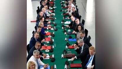 הסיפור על הג'וק שמעביר בממשלה תוכנית מנוגדת להיגיון ולמצפון נכתב כתגובה לברקזיט. בוריס ג'ונסון וממשלתו ביום האחרון של בריטניה באיחוד האירופי, ינואר 2020. | AFP