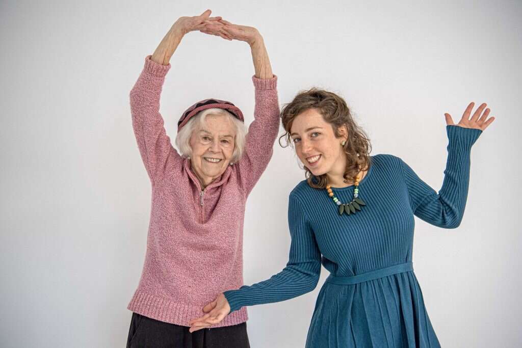 נלי גרוסגאט ונכדתה רחל הדס. | גיל אליהו, ג'יני