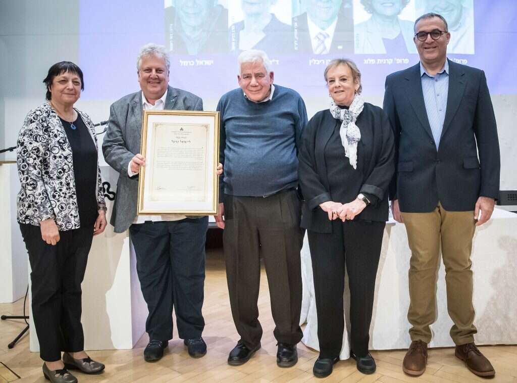 ישראל כרמל בטקס קבלת התואר. מימין: המשנה לנשיאת האוניברסיטה הפתוחה פרופ' גיא מירון, נגידת האוניברסיטה דורית ביניש, ישראל כרמל, פרופ' אברי בר־לבב, נשיאת האוניברסיטה פרופ' מימי אייזנשטדט. | עודד קרני ישראל כרמל בטקס קבלת התואר. מימין: המשנה לנשיאת האוניברסיטה הפתוחה פרופ' גיא מירון, נגידת האוניברסיטה דורית ביניש, ישראל כרמל, פרופ' אברי בר־לבב, נשיאת האוניברסיטה פרופ' מימי אייזנשטדט. | עודד קרני