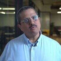 רוני אלשיך מגיב. | מסך מתוך הסרטון