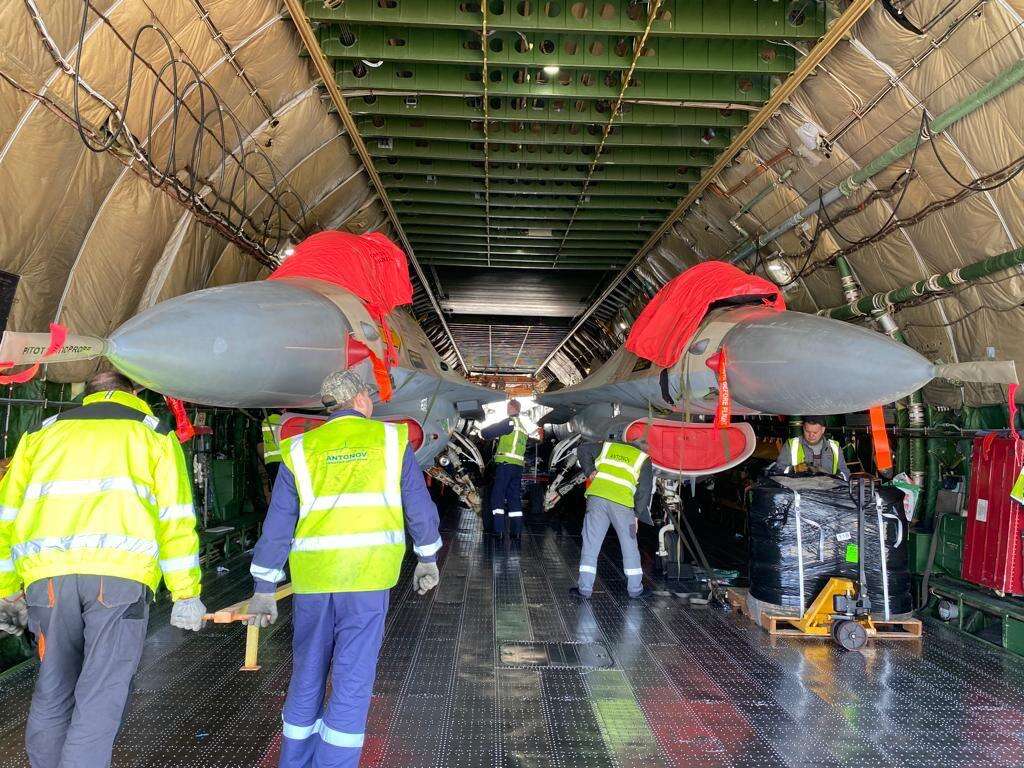 מטוסי קרב של חיל האוויר מועברים לארצות הברית. | משרד הביטחון