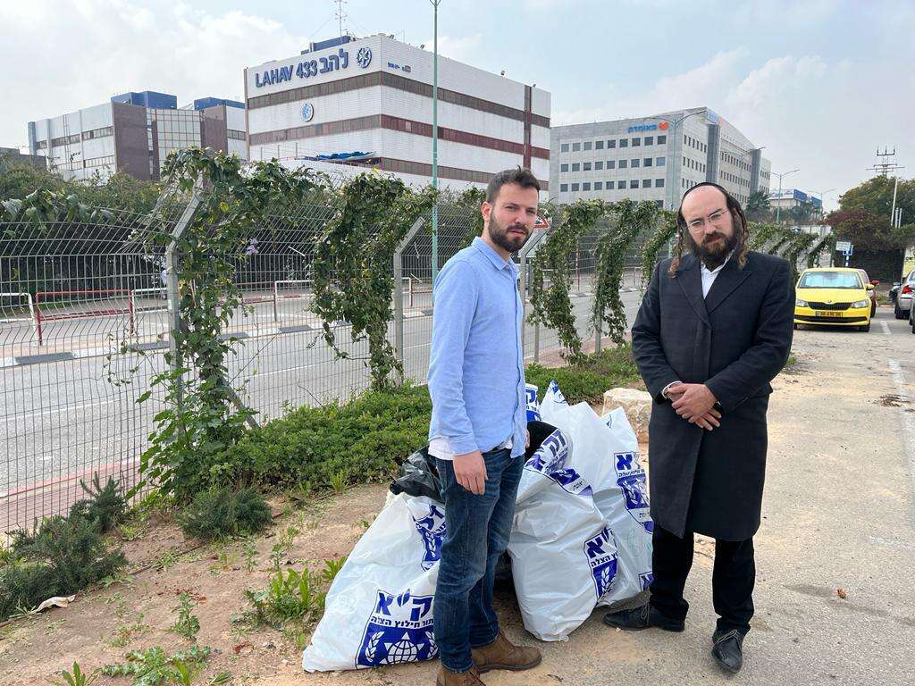 מסירת החפצים לנציג המשפחות. | דוברות המשטרה