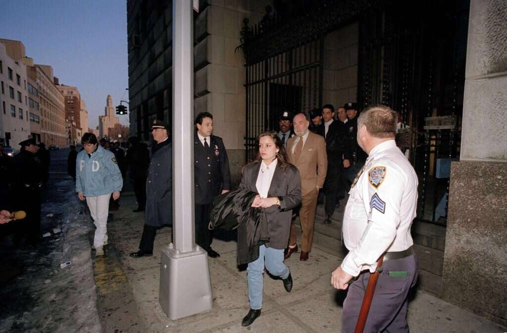 חנה פימה, אמו של שי פימה, ליד בית המשפט בניו־יורק בפברואר 1993. | AP