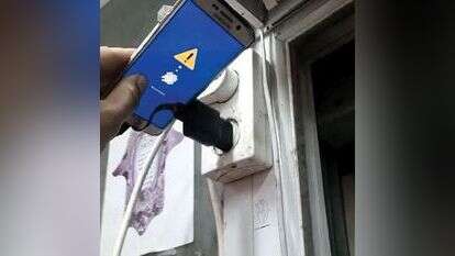 הטלפון הבלתי שמיש של אליצור לאחר שהושב לו מידי המשטרה. | ישראל אליצור הטלפון הבלתי שמיש של אליצור לאחר שהושב לו מידי המשטרה. | ישראל אליצור